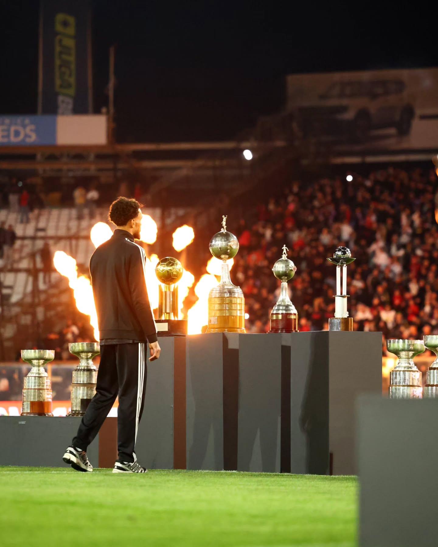 Vozinha junto dos troféus do Colo-Colo, durante apresentação no Estádio Monumental, do Chile - Foto: Colo-Colo