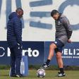 Sérgio Conceição e Siramana Dembélé - Foto: A BOLA