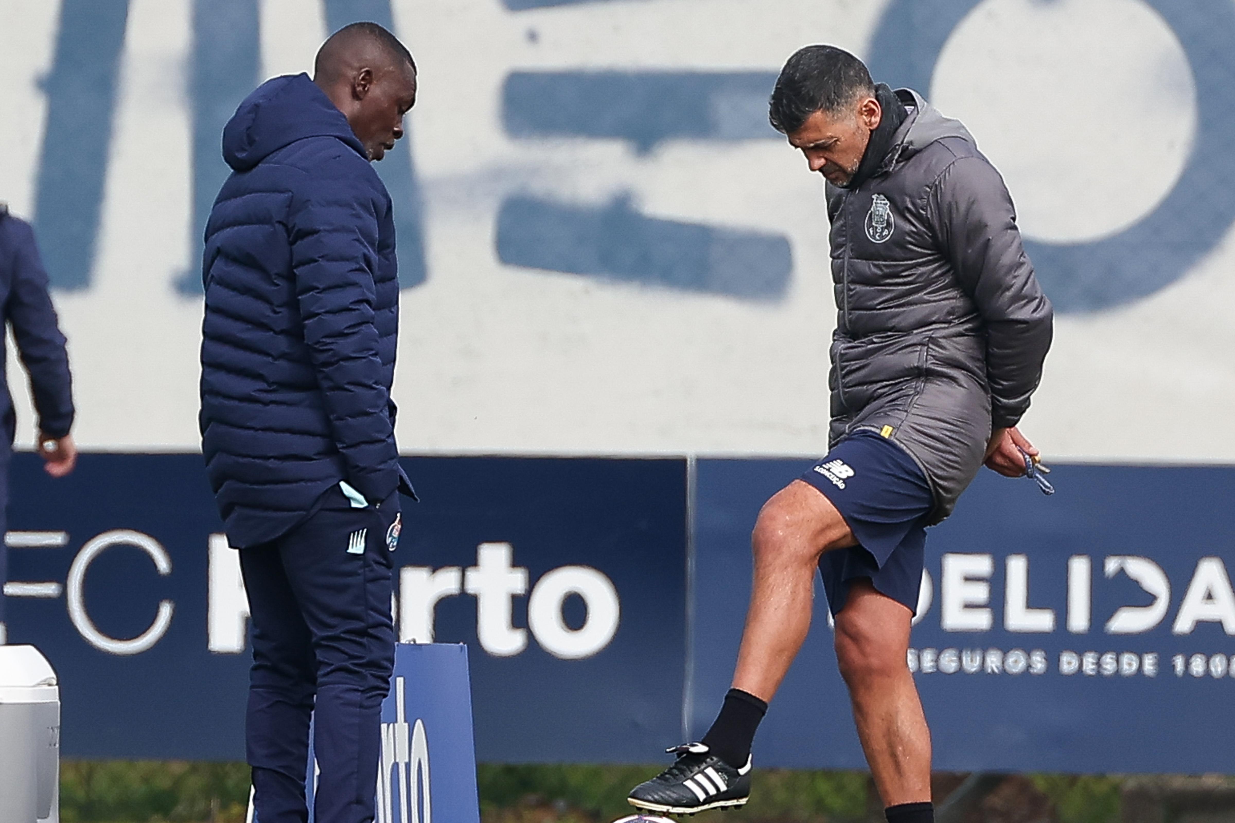 Sérgio Conceição e Siramana Dembélé - Foto: A BOLA