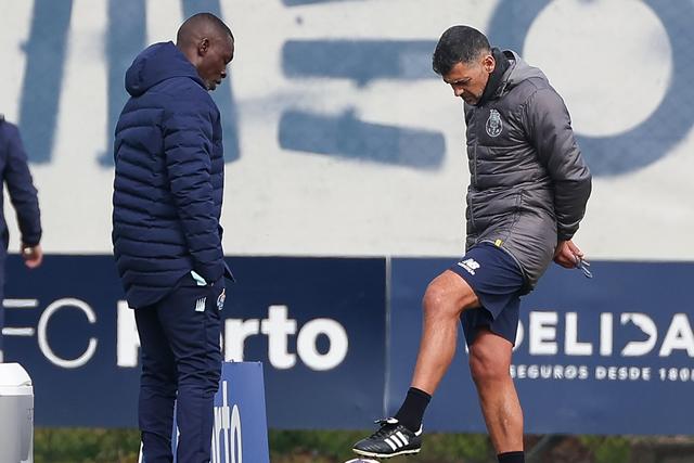 Sérgio Conceição e Siramana Dembélé - Foto: A BOLA