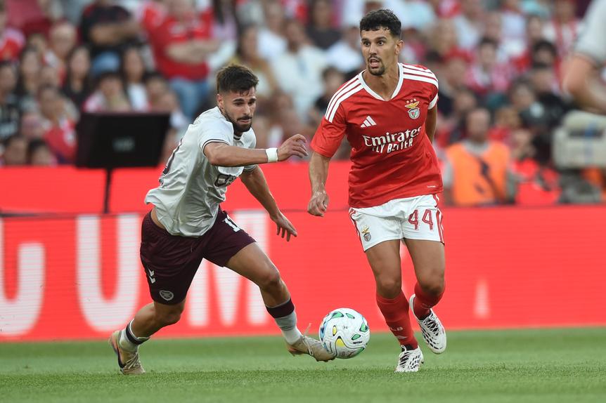 Tomás Araújo em ação no jogo com o Hearts, no qual envergou a braçadeira de capitão - Foto: Miguel Nunes