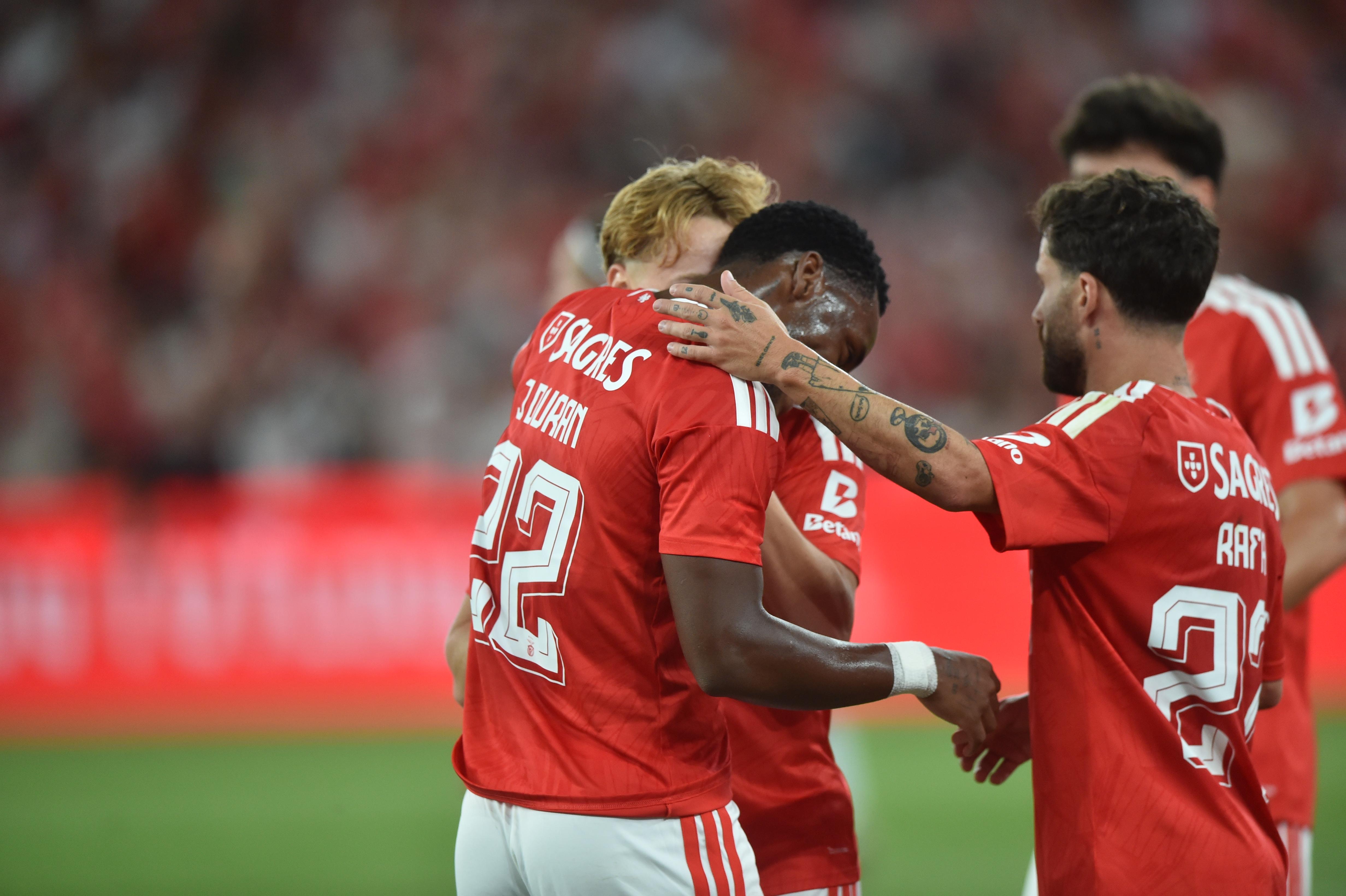 Duran, Schjelderup e Rafa festejam golo do Benfica - Foto: Miguel Nunes