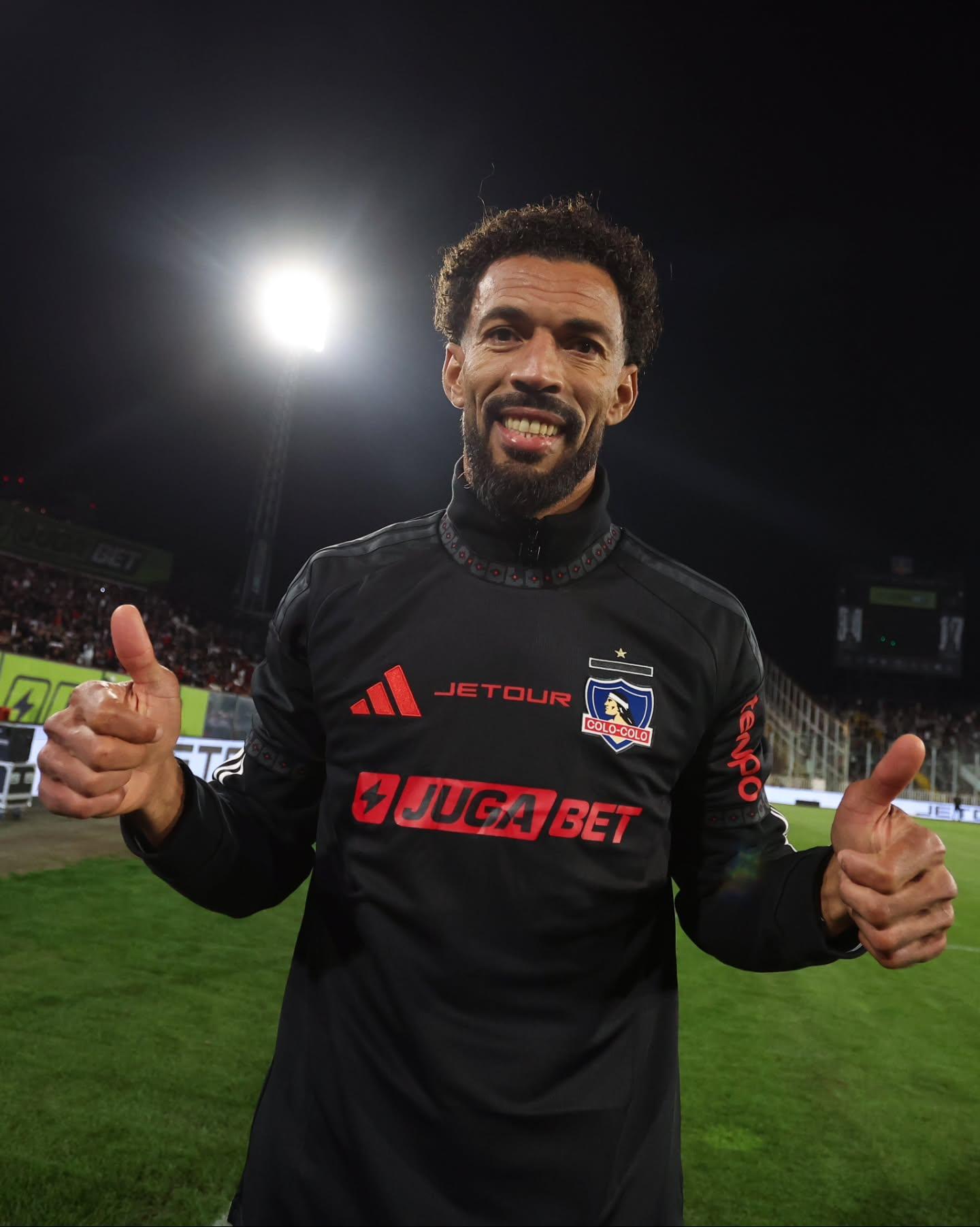 Vozinha apresentado aos adeptos do Colo-Colo no Estádio Monumental, do Chile - Foto: Colo-Colo