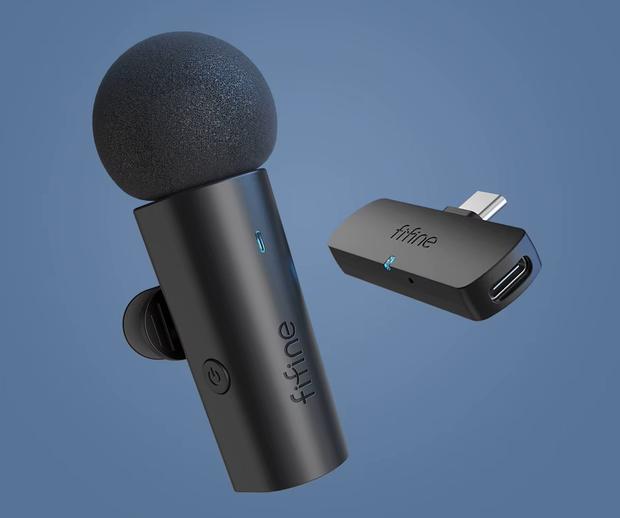 Microfone de lapela sem fio Fifine com receptor USB-C num fundo azul.