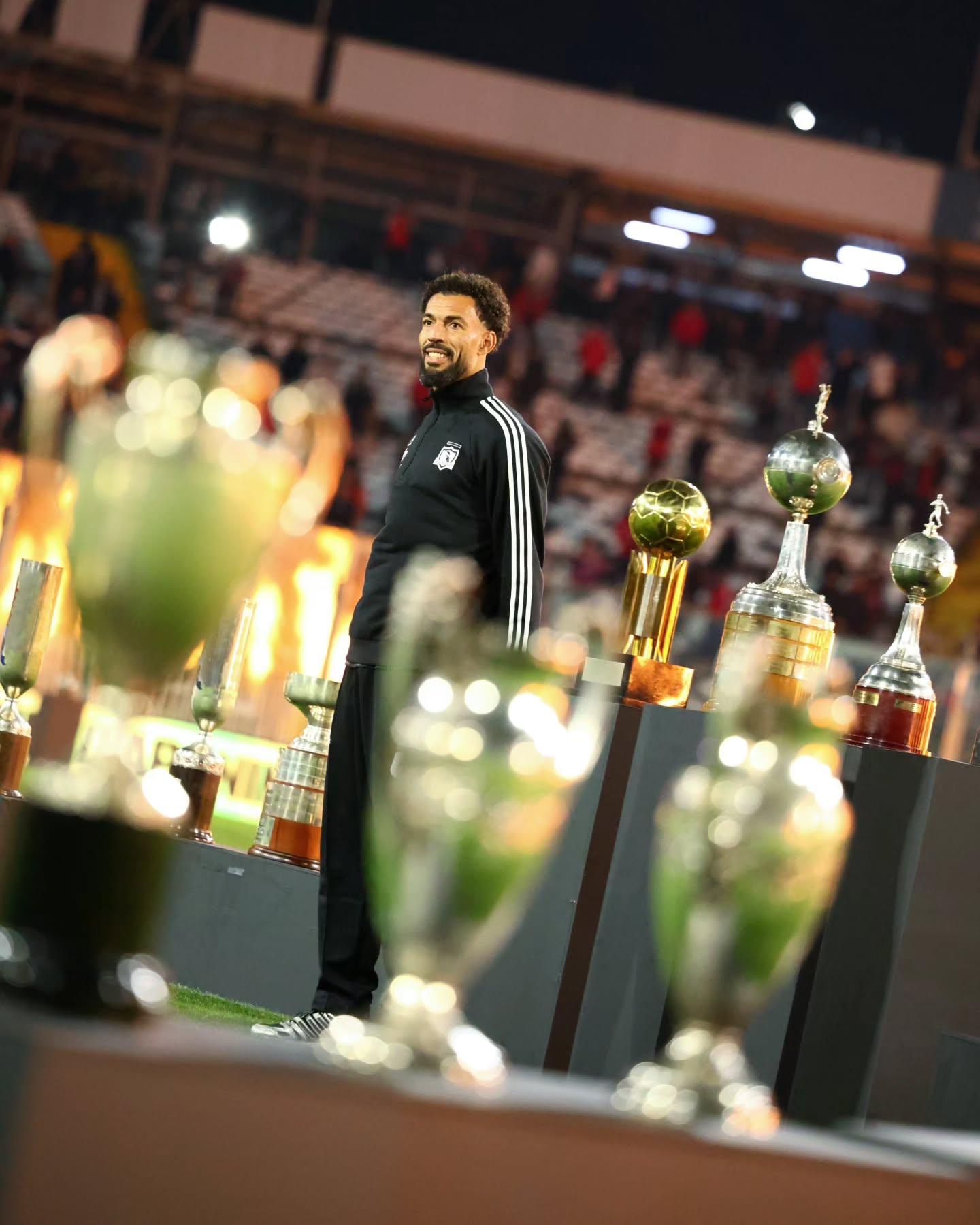 Vozinha junto dos troféus do Colo-Colo, durante apresentação no Estádio Monumental, do Chile - Foto: Colo-Colo