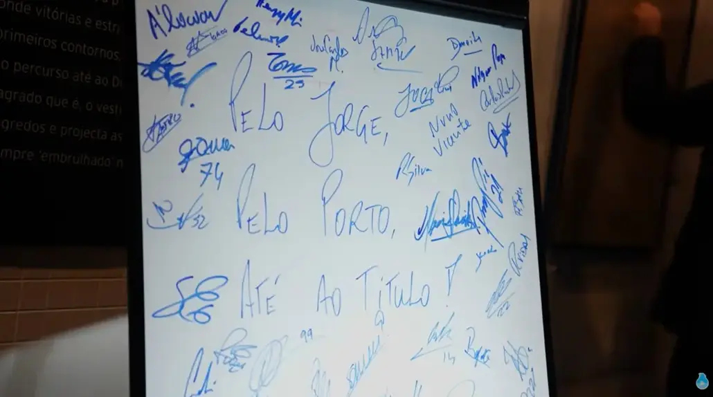O quadro evocativo da memória de Jorge Costa assinado pelo plantel portista - Foto: FC Porto