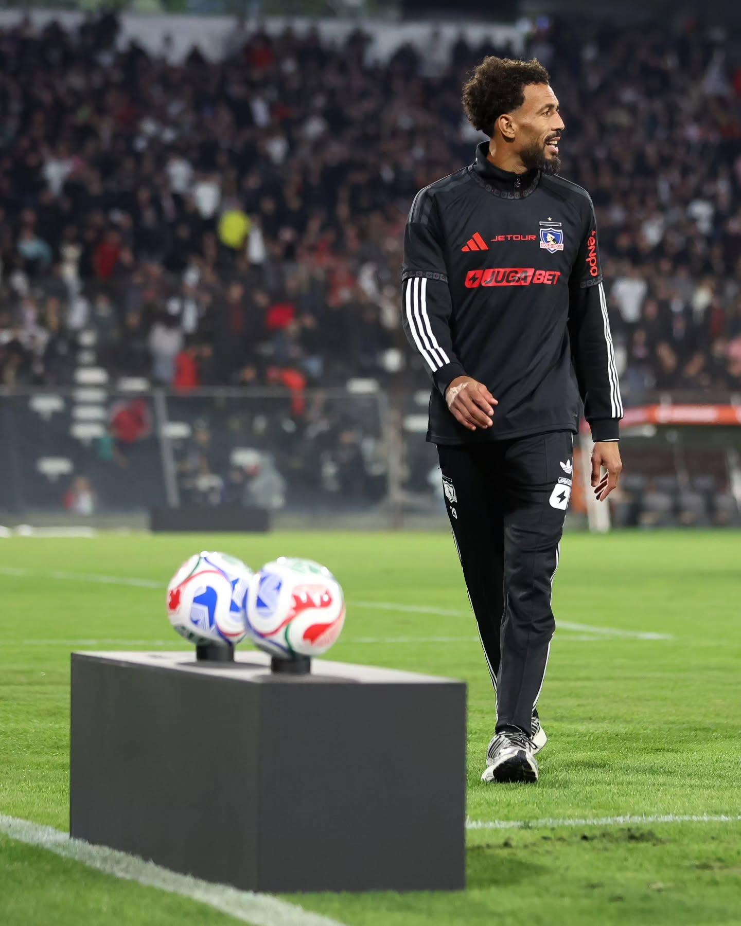 Vozinha brindou adeptos com bolas autografadas - Foto: Colo-Colo