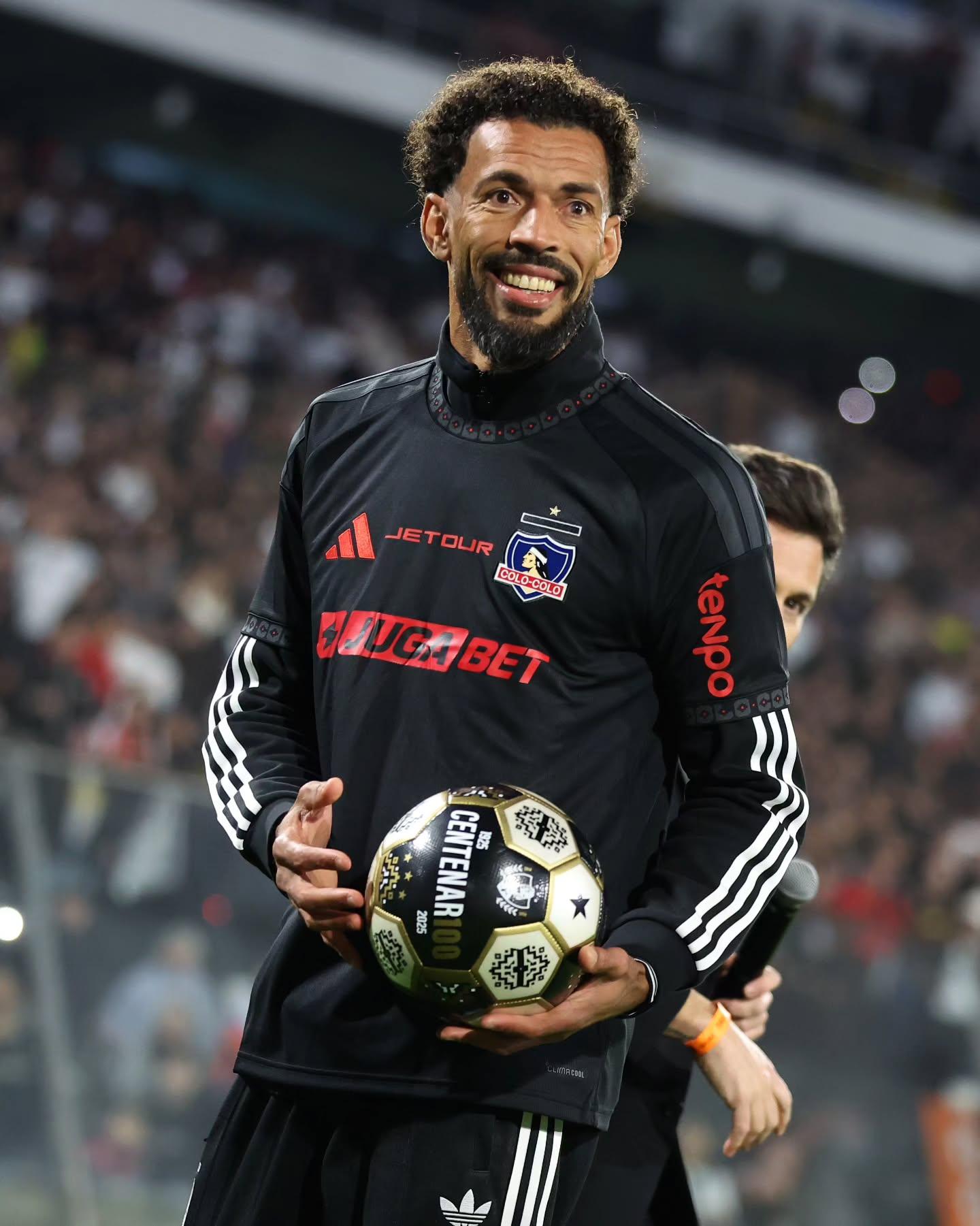 Vozinha brindou adeptos com bolas autografadas - Foto: Colo-Colo