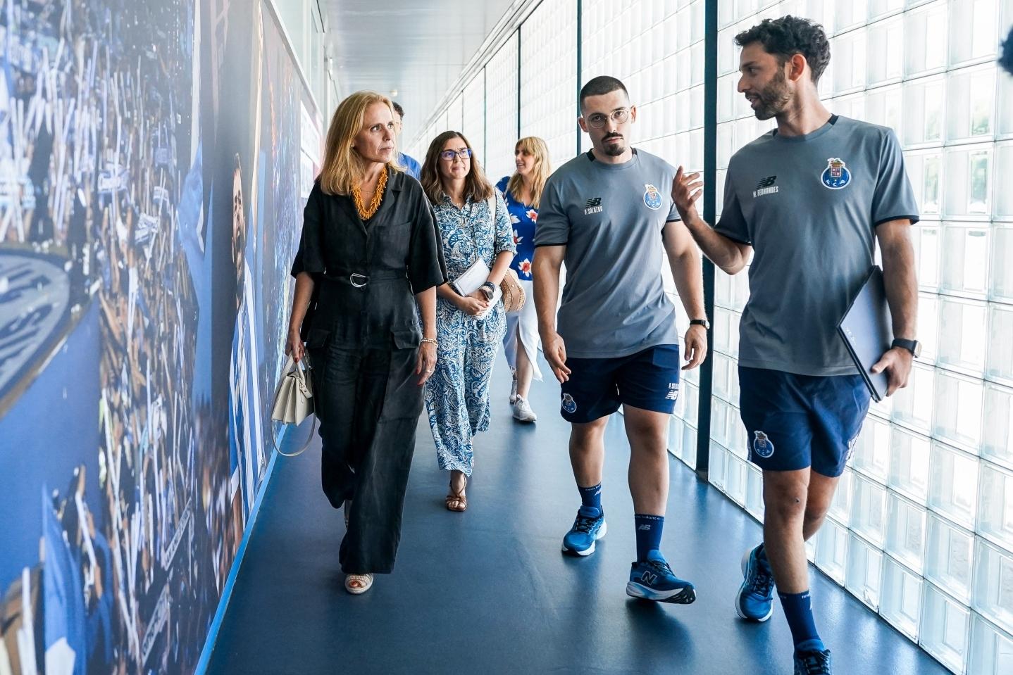 Bastonária de visita às instalações dos azuis e brancos - Foto: FC Porto