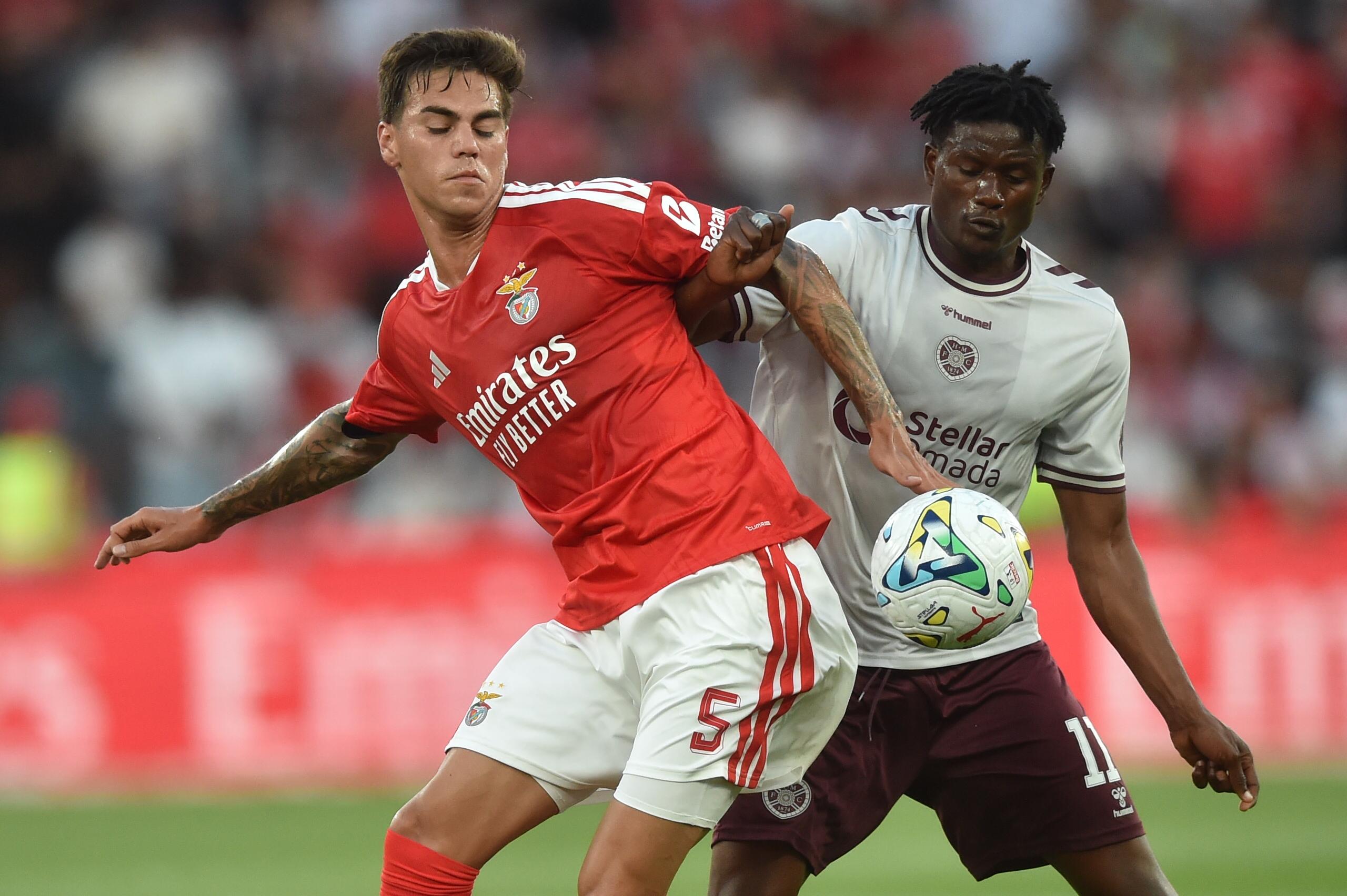 Enzo Barrenechea em duelo com Kabouré - Foto: Miguel Nunes