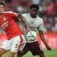 Enzo Barrenechea em duelo com Kabouré - Foto: Miguel Nunes
