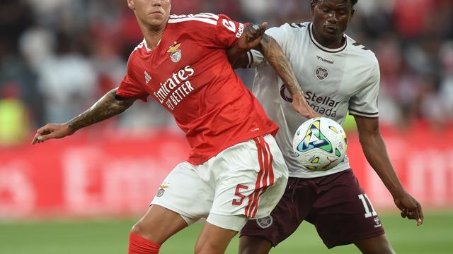 Enzo Barrenechea em duelo com Kabouré - Foto: Miguel Nunes