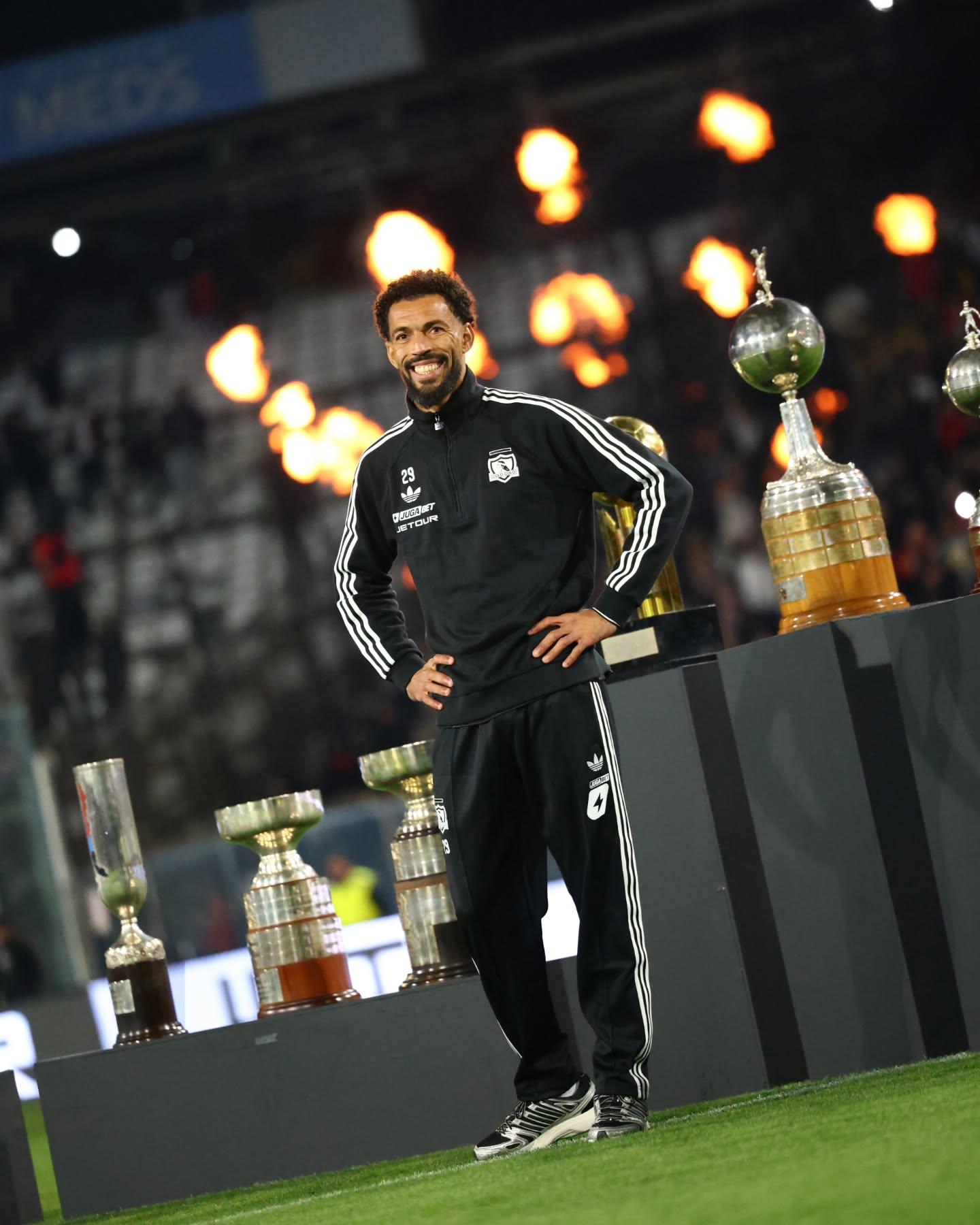Vozinha junto dos troféus do Colo-Colo, durante apresentação no Estádio Monumental, do Chile - Foto: Colo-Colo