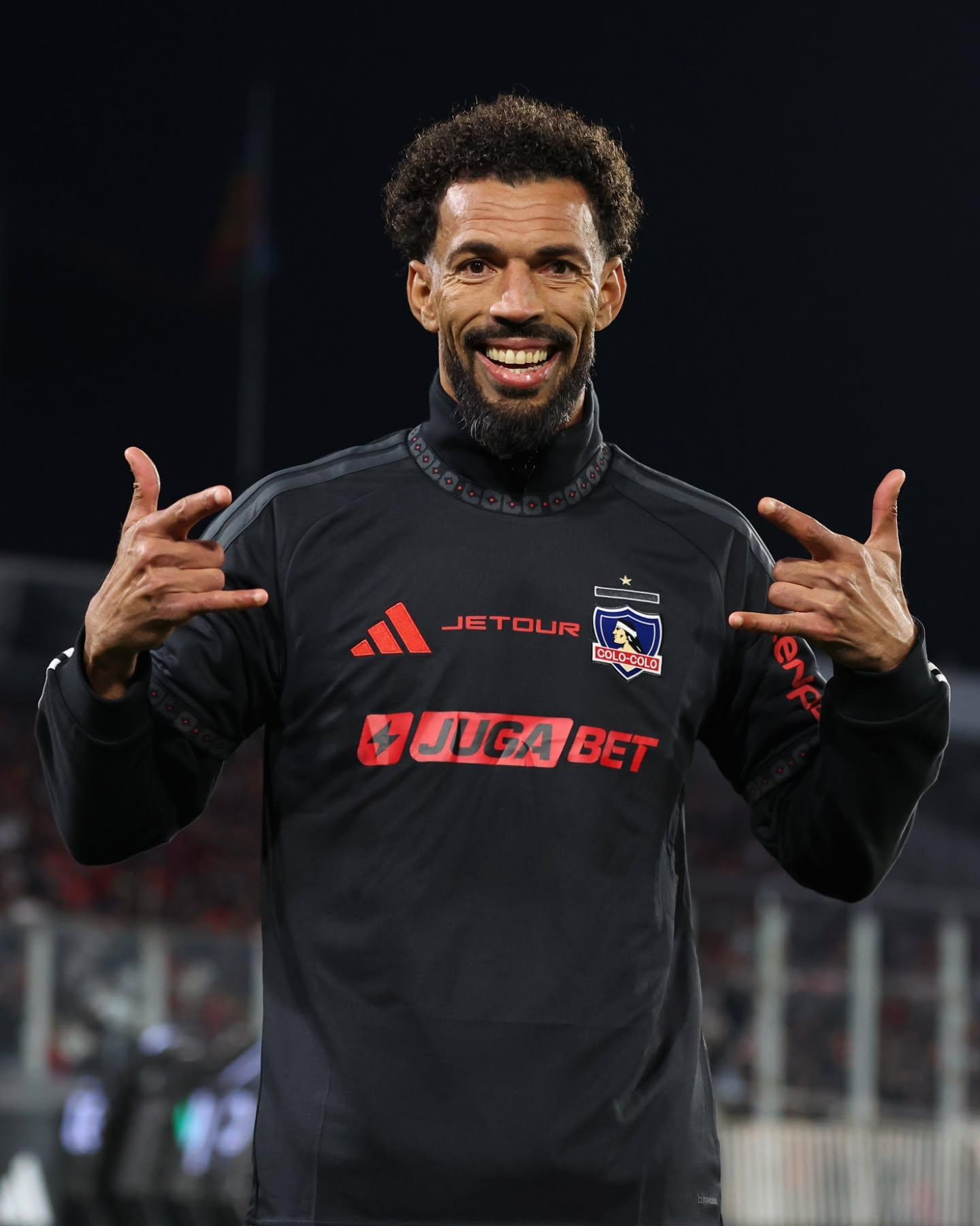 Vozinha apresentado aos adeptos do Colo-Colo no Estádio Monumental, do Chile - Foto: Colo-Colo