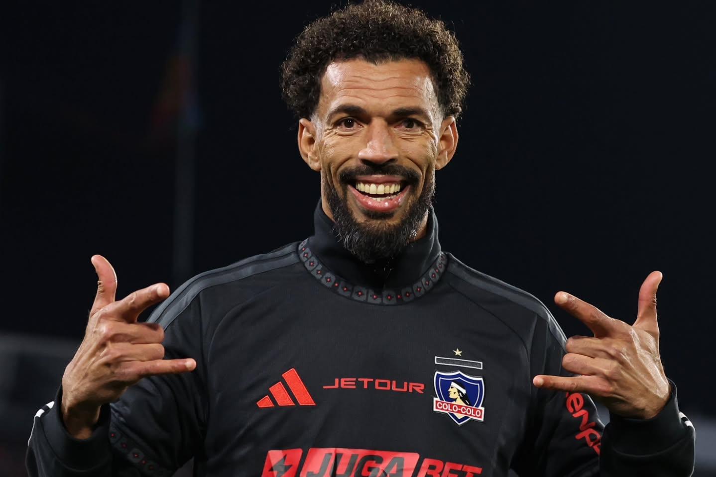 Vozinha apresentado aos adeptos do Colo-Colo no Estádio Monumental, do Chile - Foto: Colo-Colo