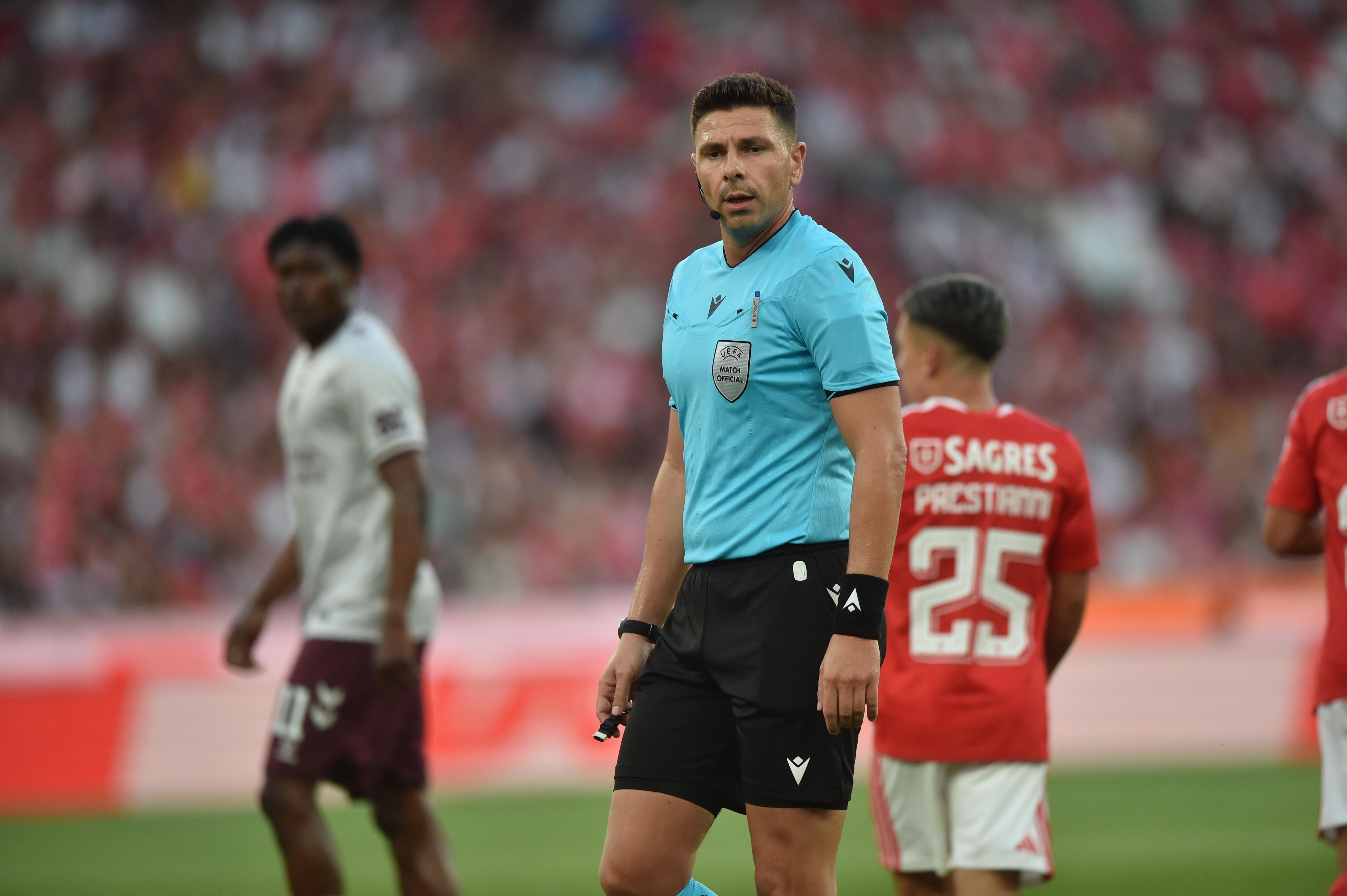 Marian Barbou foi o árbitro que dirigiu o Benfica-Hearts - Foto: Miguel Nunes