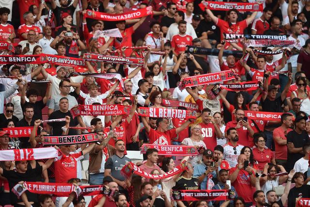 Adeptos do Benfica no Estádio da Luz, no jogo frente ao Hearts - Foto: Miguel Nunes
