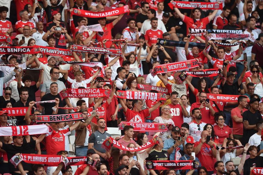 Adeptos do Benfica no Estádio da Luz, no jogo frente ao Hearts - Foto: Miguel Nunes
