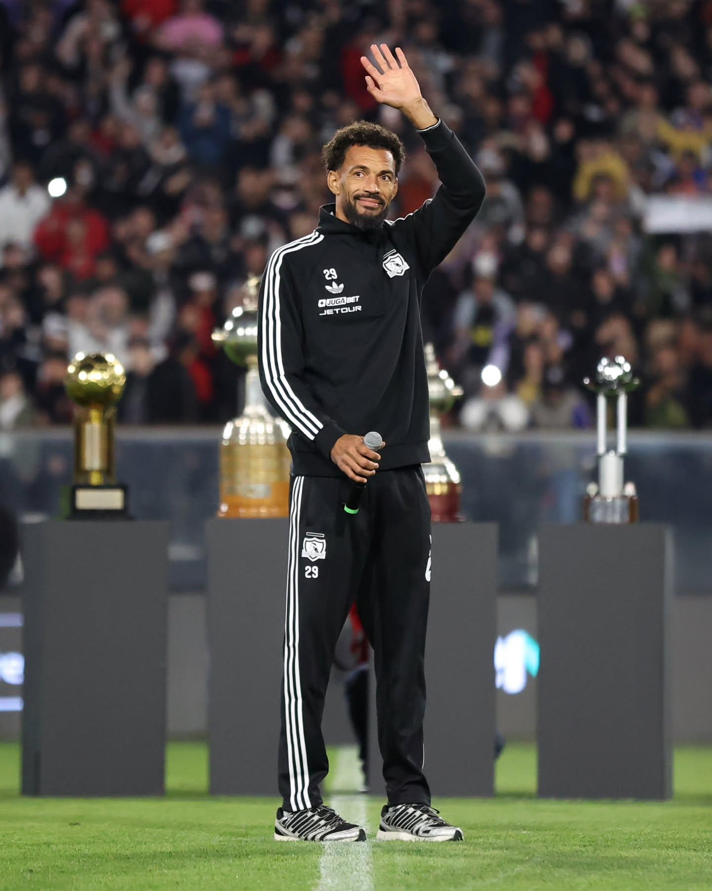 Vozinha junto dos troféus do Colo-Colo, durante apresentação no Estádio Monumental, do Chile - Foto: Colo-Colo
