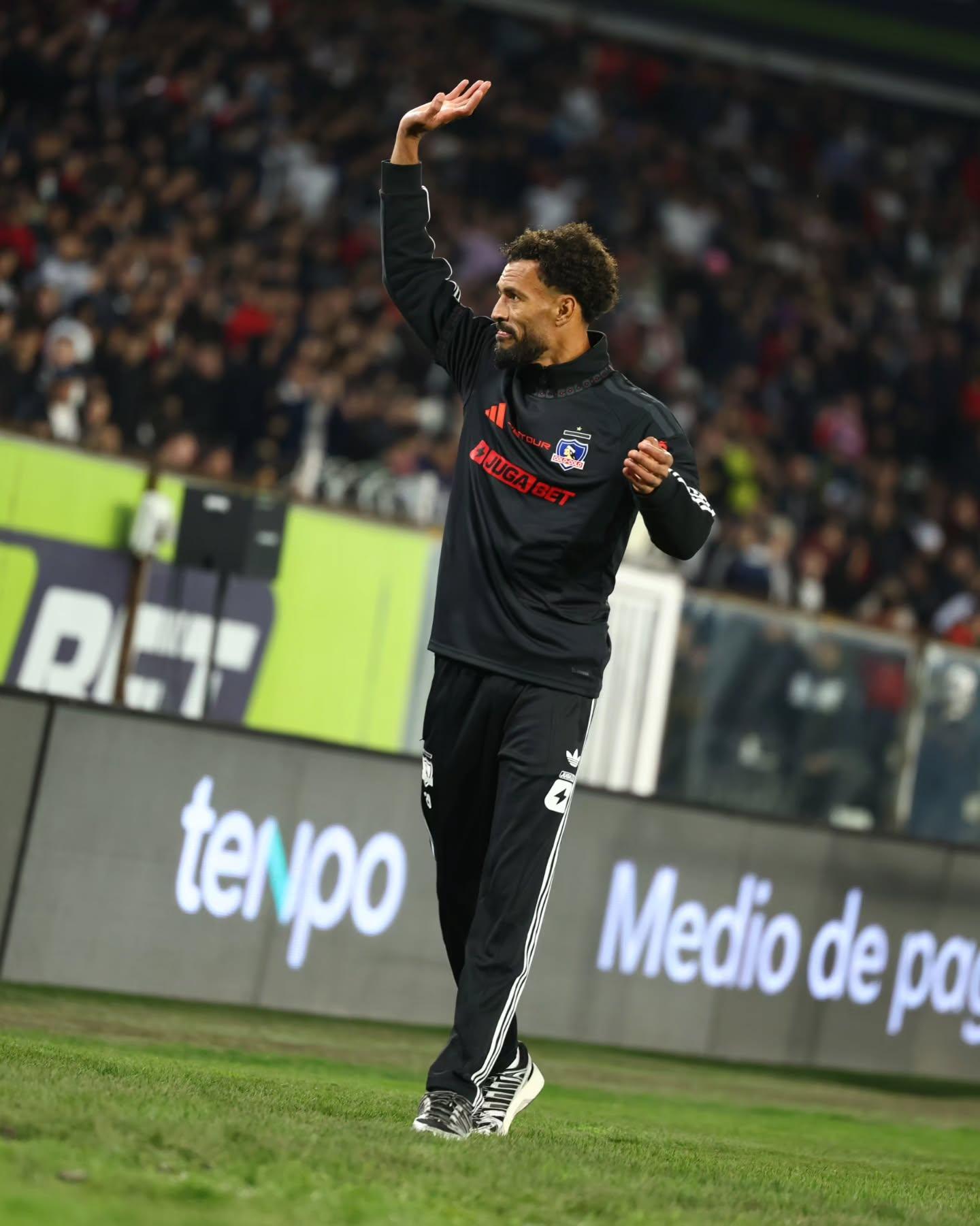 Vozinha agradeceu apoio dos adeptos do Colo-Colo durante apresentação - Foto: Colo-Colo