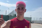 Gavi cumpriu promessa e pintou cabelo de rosa