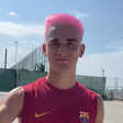 Gavi cumpriu promessa e pintou cabelo de rosa