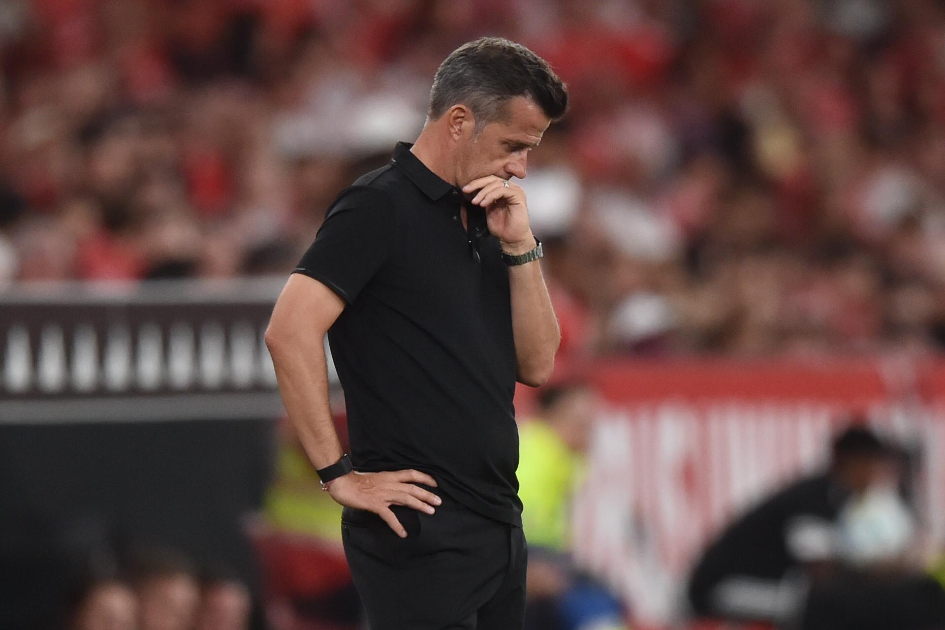 Marco Silva pensativo no banco do Benfica - Foto: Miguel Nunes
