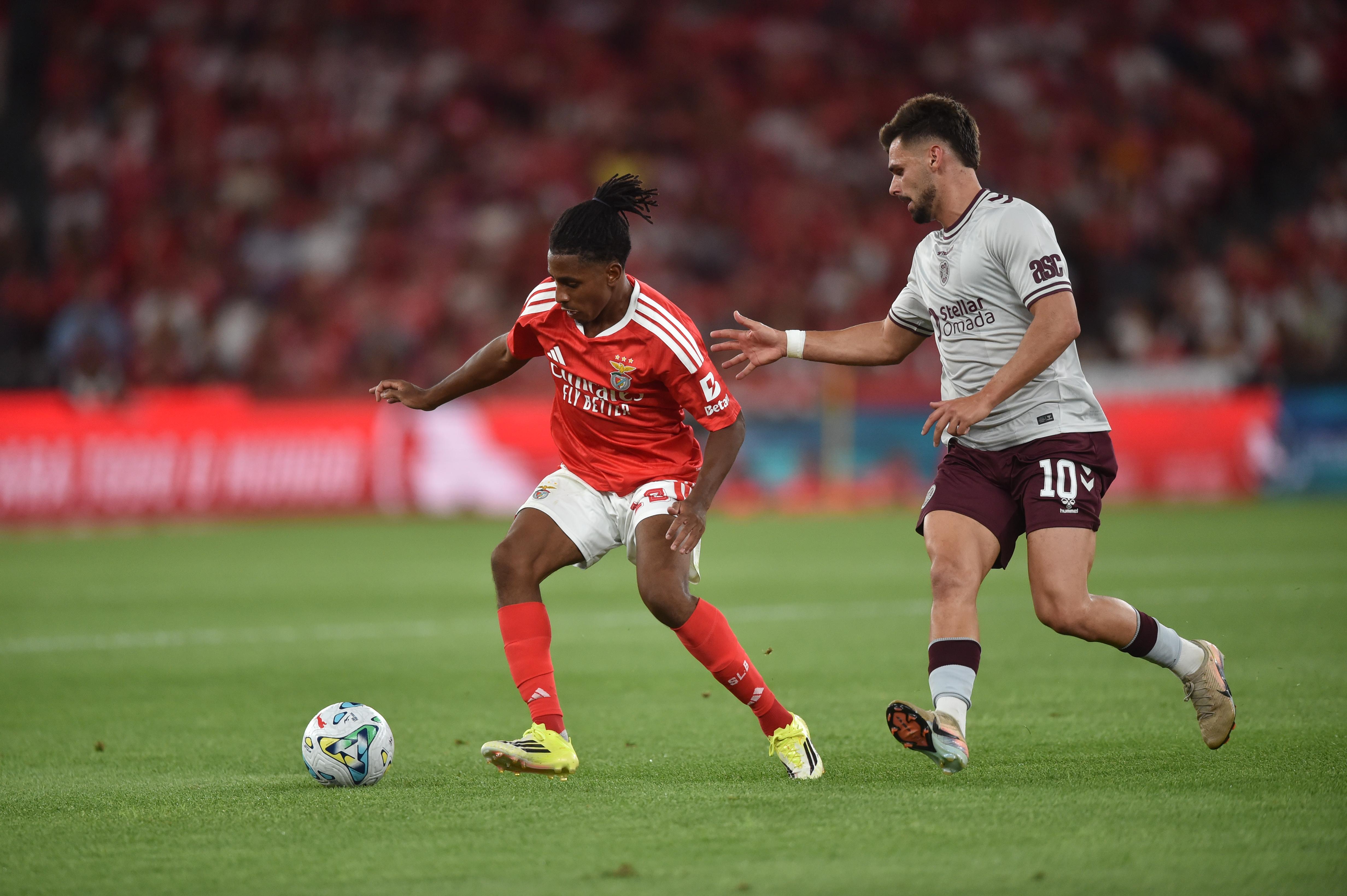 Leandro Barreiro controla a bola perante a pressão de Cláudio Braga - Foto: Miguel Nunes