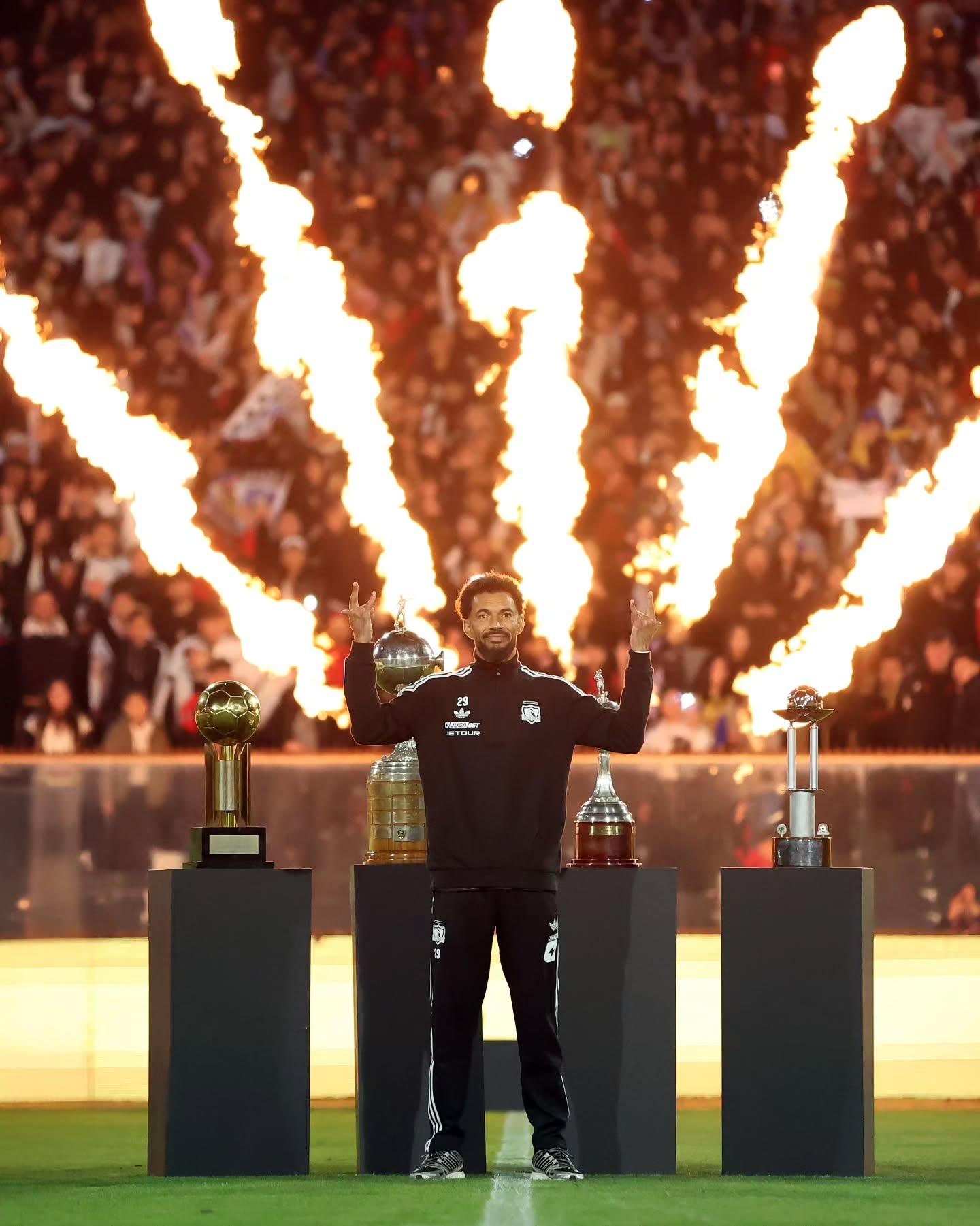 Espetáculo de pirotecnia na apresentação de Vozinha no Estádio Monumental, do Chile - Foto: Colo-Colo