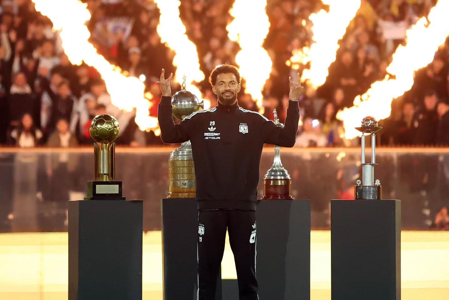 Espetáculo de pirotecnia na apresentação de Vozinha no Estádio Monumental, do Chile - Foto: Colo-Colo