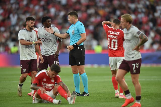 Marian Barbu, árbitro romeno, dirigiu o Benfica-Hearts (6-1) - Foto: Miguel Nunes