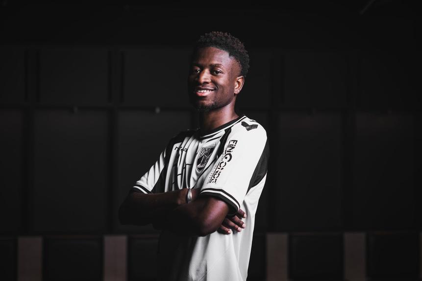 Ahmed Sidibe oficializado pelos vitorianos - Foto: VITÓRIA SPORT CLUBE