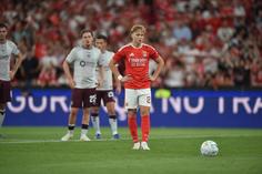 Andreas Schjelderup aguarda autorização para bater penálti no jogo com o Hearts - Foto: Miguel Nunes