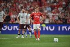 Andreas Schjelderup aguarda autorização para bater penálti no jogo com o Hearts - Foto: Miguel Nunes