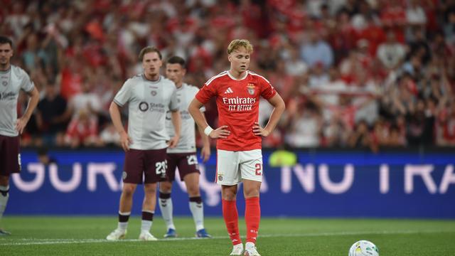 Andreas Schjelderup aguarda autorização para bater penálti no jogo com o Hearts - Foto: Miguel Nunes
