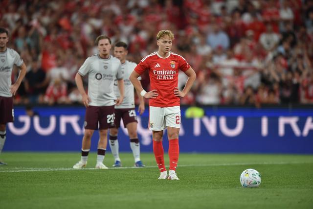 Andreas Schjelderup aguarda autorização para bater penálti no jogo com o Hearts - Foto: Miguel Nunes