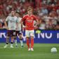 Andreas Schjelderup aguarda autorização para bater penálti no jogo com o Hearts - Foto: Miguel Nunes