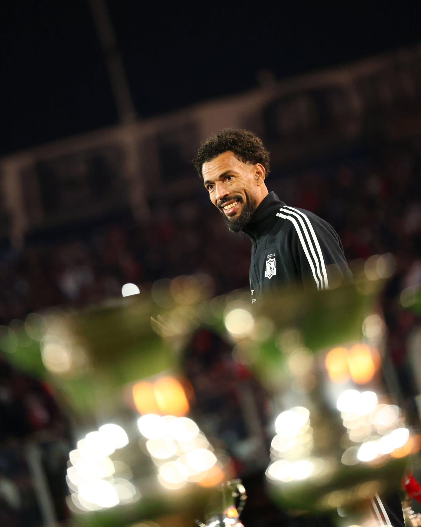 Vozinha junto dos troféus do Colo-Colo, durante apresentação no Estádio Monumental, do Chile - Foto: Colo-Colo