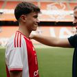 Filho de icónico médio do Ajax assina contrato