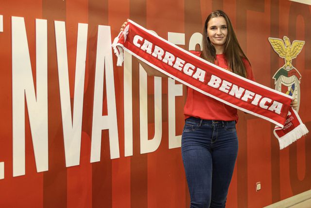 Lenka Oveckova é reforço das águias