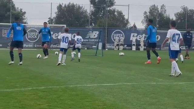 Plantel do FC Porto recebeu alunos da Dragon Force