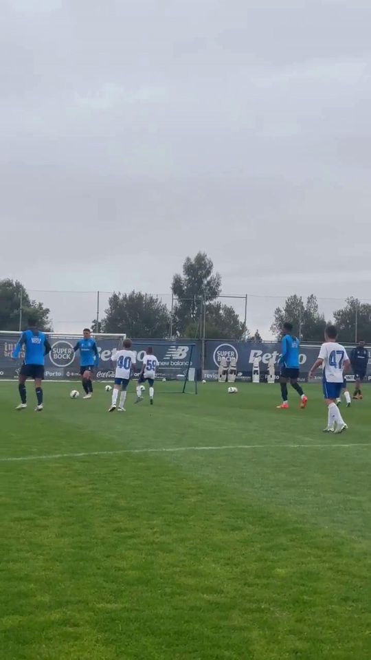 Plantel do FC Porto recebeu alunos da Dragon Force