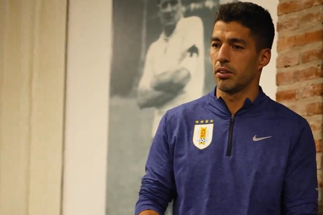 O presente para Suárez antes do último jogo pela Seleção do Uruguai