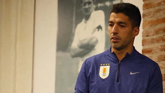 O presente para Suárez antes do último jogo pela Seleção do Uruguai