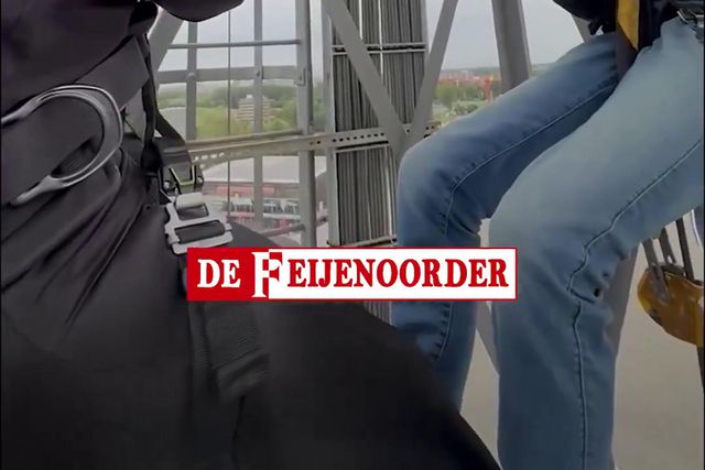 Adepto pede a namorada em casamento no topo de holofote do estádio do Feyenoord
