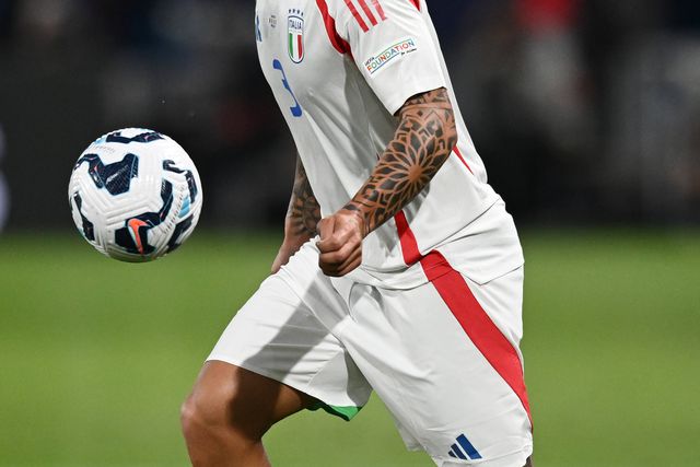 Vídeo: Dimarco faz um golaço numa jogada de futebol de praia contra a França