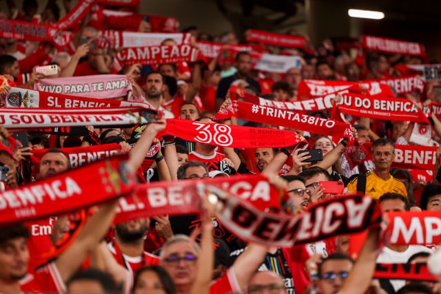 Problemas entre adeptos de Benfica e Barcelona (vídeo)