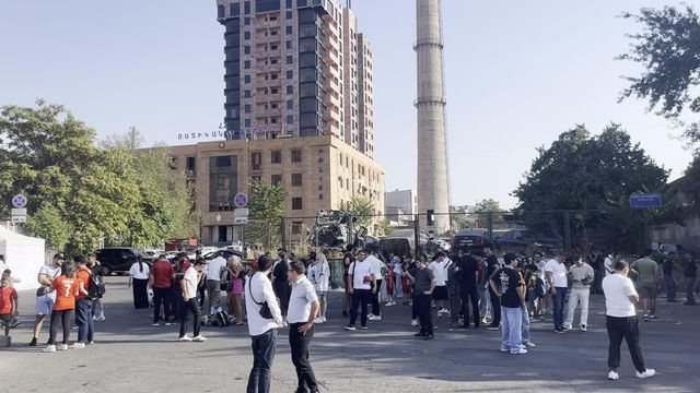 Muitos adeptos da Arménia (e de Ronaldo) já perto do estádio