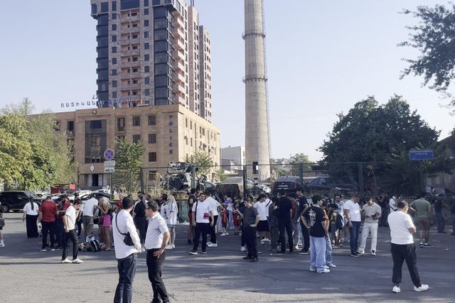 Muitos adeptos da Arménia (e de Ronaldo) já perto do estádio