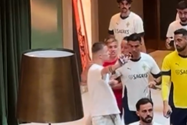 Adepto 'fura' segurança e é empurrado por Cristiano Ronaldo (vídeo)